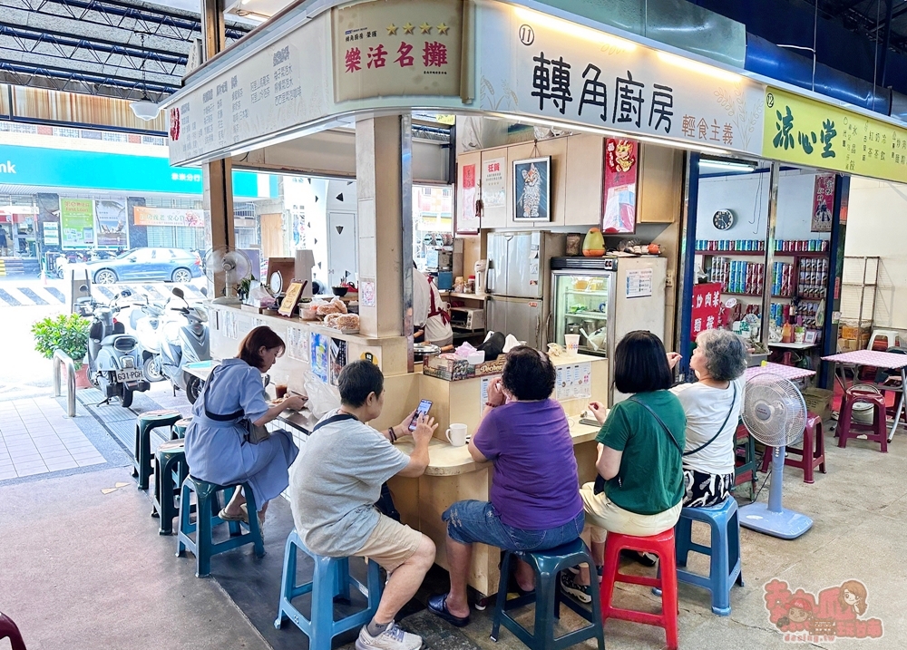 【台南美食】轉角廚房:隱藏在鴨母寮的老饕小店,必點乾炒意麵尬古早味吐司,乾炒意麵還能吃到火燒蝦~