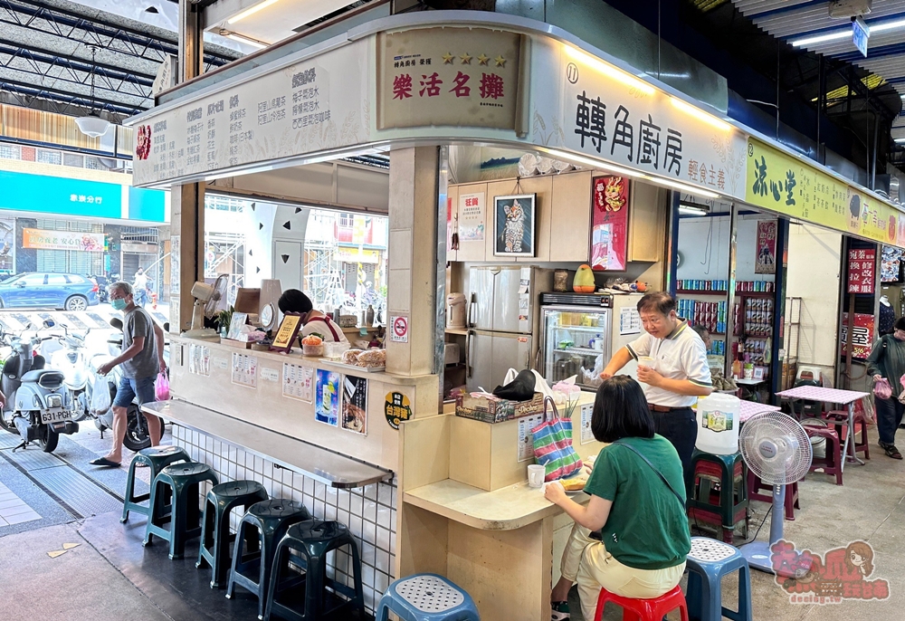 【台南美食】轉角廚房:隱藏在鴨母寮的老饕小店,必點乾炒意麵尬古早味吐司,乾炒意麵還能吃到火燒蝦~