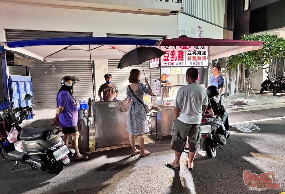 【台南美食】志明豆乳雞翅:快閃夜市的人氣志明豆乳雞翅,少見紅麴雞翅,一吃成主顧,想吃留意出沒位置～