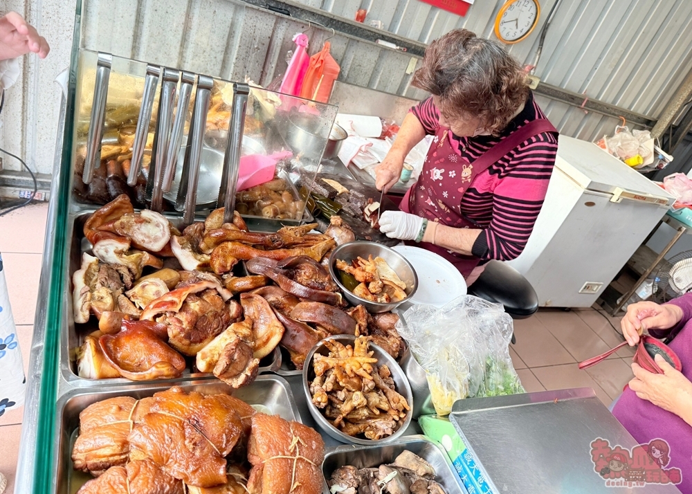 【台南美食】國安街古早味煙燻滷味:阿嬤牌的古早味煙燻魯味,網路上找不到資訊的店~