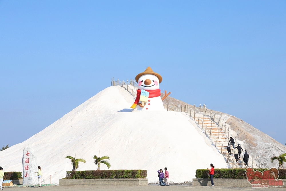 【台南景點】七股鹽山:超萌6米雪人登七股鹽山,療癒雪人不倒翁冬天超應景~