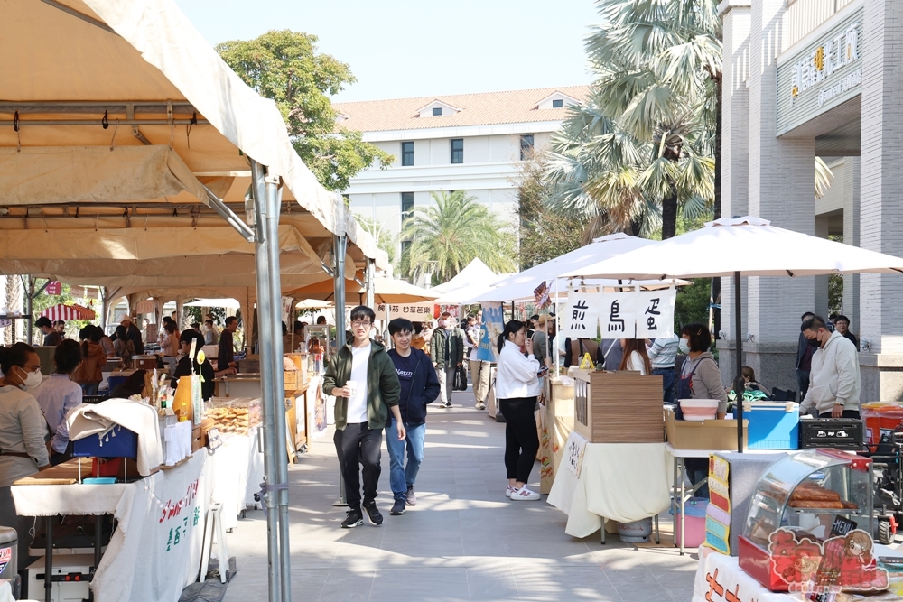 【台南活動】假日限定復古時尚嘉年華,80間美食攤商,小孩最愛夢幻旋轉咖啡杯,行李箱特賣4折起~