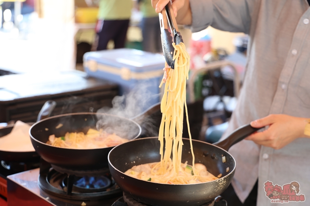 【台南活動】假日限定復古時尚嘉年華,80間美食攤商,小孩最愛夢幻旋轉咖啡杯,行李箱特賣4折起~