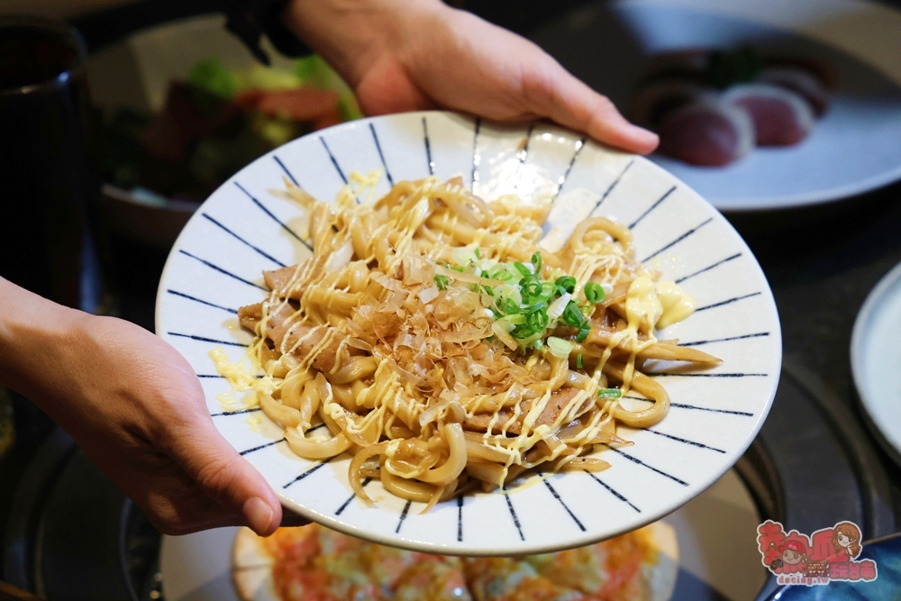 【台南美食】青青燒肉:平日燒烤這間最划算,超多餐點現在半價就能吃到,日本超大牡蠣也只要銅板價~