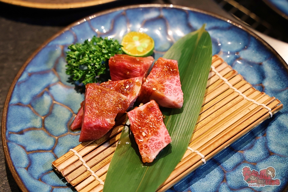 【台南美食】青青燒肉:平日燒烤這間最划算,超多餐點現在半價就能吃到,日本超大牡蠣也只要銅板價~