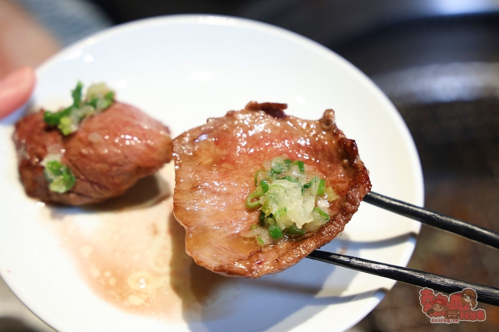 【台南美食】青青燒肉:平日燒烤這間最划算,超多餐點現在半價就能吃到,日本超大牡蠣也只要銅板價~