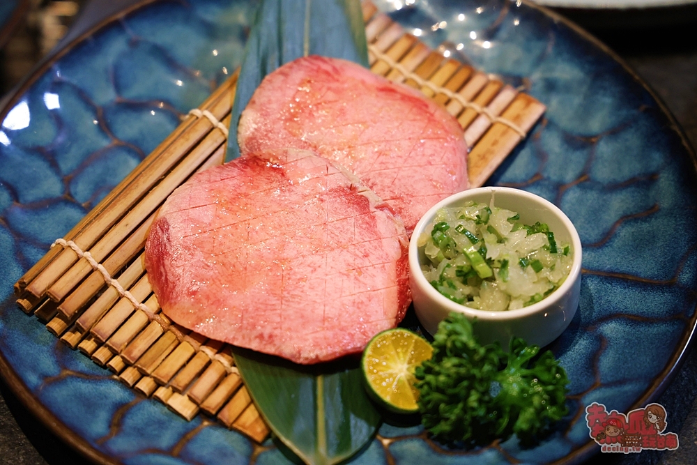 【台南美食】青青燒肉:平日燒烤這間最划算,超多餐點現在半價就能吃到,日本超大牡蠣也只要銅板價~