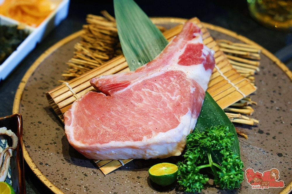 【台南美食】青青燒肉:平日燒烤這間最划算,超多餐點現在半價就能吃到,日本超大牡蠣也只要銅板價~