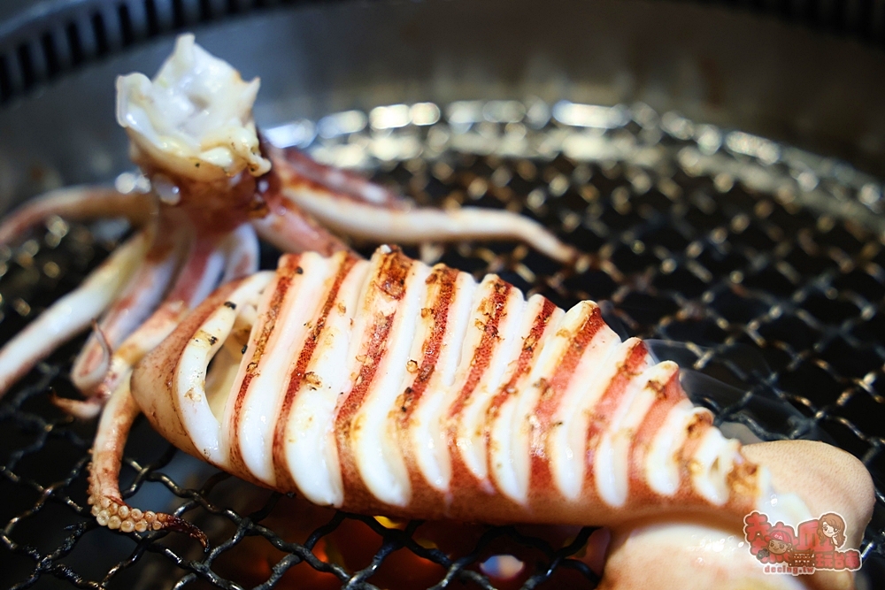 【台南美食】青青燒肉:平日燒烤這間最划算,超多餐點現在半價就能吃到,日本超大牡蠣也只要銅板價~