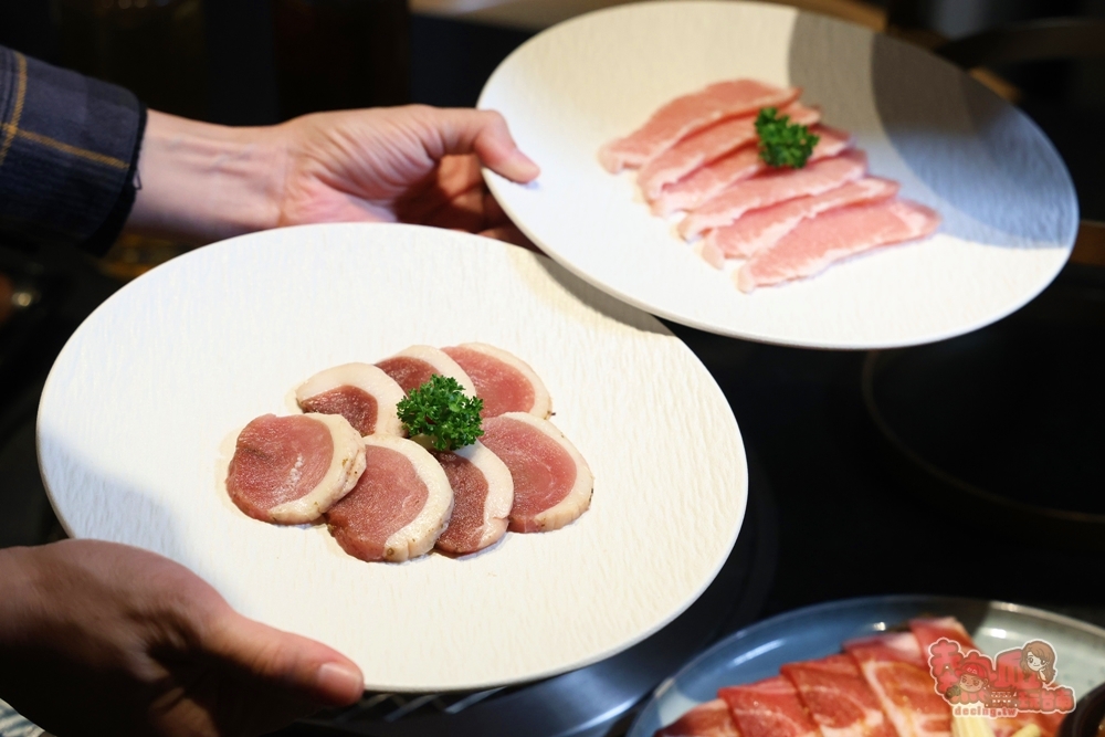 【台南美食】青青燒肉:平日燒烤這間最划算,超多餐點現在半價就能吃到,日本超大牡蠣也只要銅板價~