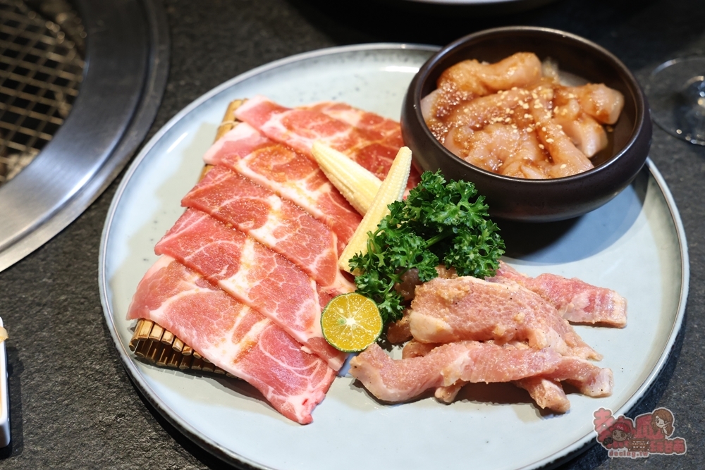 【台南美食】青青燒肉:平日燒烤這間最划算,超多餐點現在半價就能吃到,日本超大牡蠣也只要銅板價~