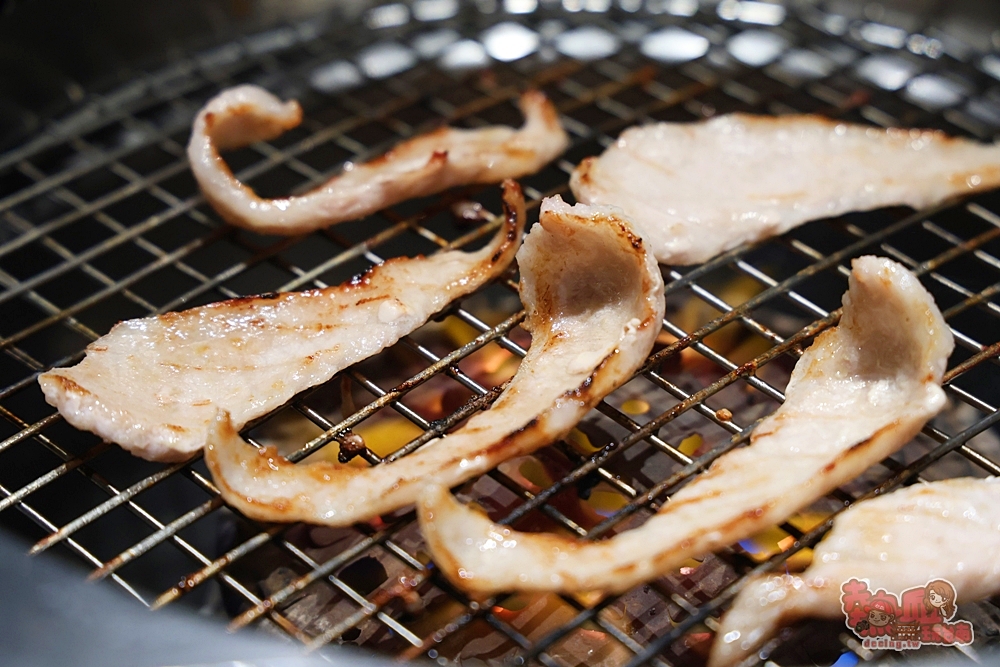 【台南美食】青青燒肉:平日燒烤這間最划算,超多餐點現在半價就能吃到,日本超大牡蠣也只要銅板價~