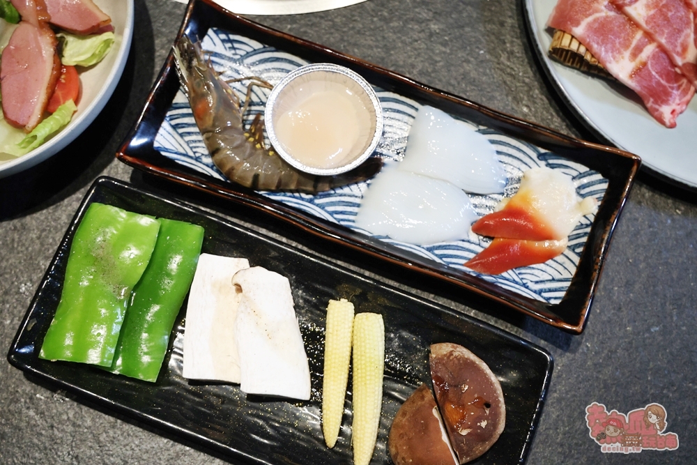 【台南美食】青青燒肉:平日燒烤這間最划算,超多餐點現在半價就能吃到,日本超大牡蠣也只要銅板價~