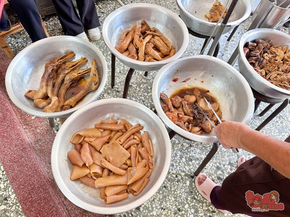 【台南美食】阿江麵店:大內人氣古早味麵店,鋼盆滷味配上蒜頭乾麵是絕配~