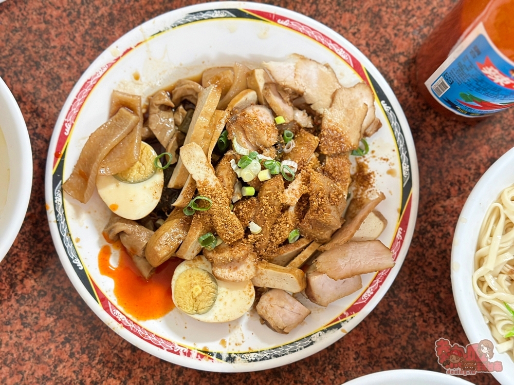 【台南美食】阿江麵店:大內人氣古早味麵店,鋼盆滷味配上蒜頭乾麵是絕配~