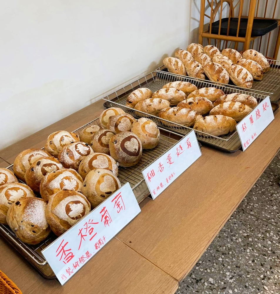 【台南麵包店】地方爸爸窯烤麵包:左鎮榕樹下的柴燒窯烤麵包,一週只賣兩天,窯烤香氣迷人的好吃~