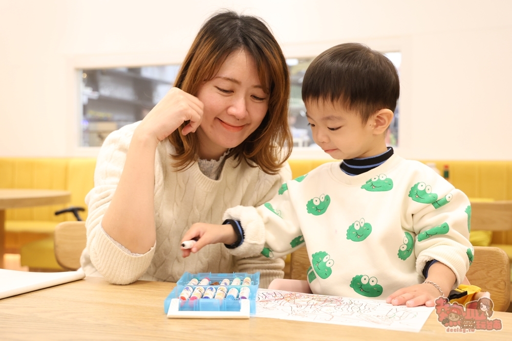 【台南美食】Mochi Mochi 鬆餅屋:台南三井主打親子的餐廳,森林般的起司爆醬瀑布漢堡,大人小孩都驚呼的瀑布舒芙蕾~