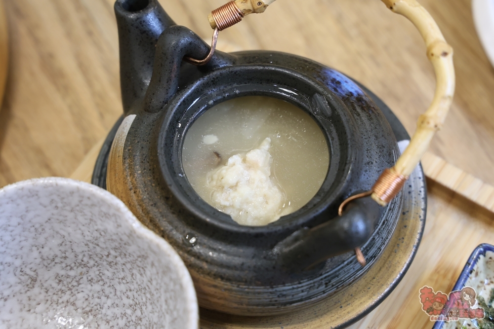 【台南美食】Mochi Mochi 鬆餅屋:台南三井主打親子的餐廳,森林般的起司爆醬瀑布漢堡,大人小孩都驚呼的瀑布舒芙蕾~