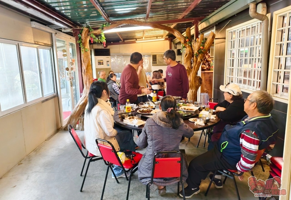 【台南美食】怡東農園餐廳:隱藏在山區農場內的神祕餐廳,必吃水晶雞,戶外田園卡拉OK只要10元就能歡唱~