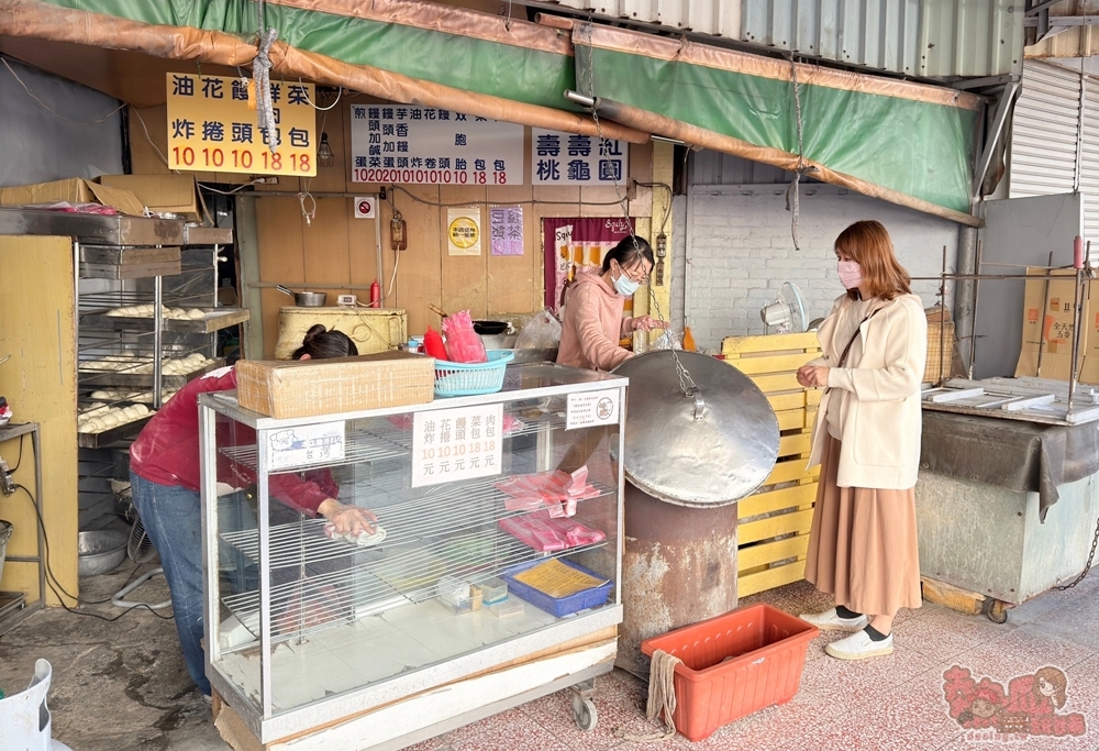 【台南美食】城記包子店:鐵皮屋下的手工包子店,手工饅頭一顆只要10元,爆餡菜包超驚豔~