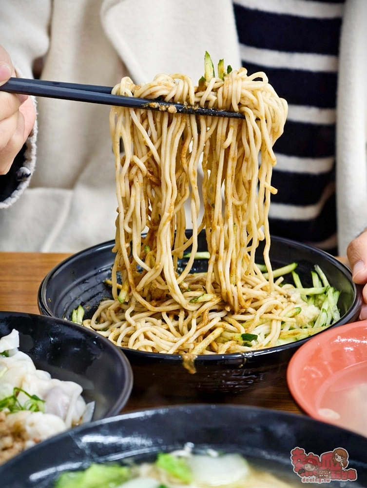 【台南美食】余家涼麵:藏在巷弄內50年老店,在地人都愛這間,必點榨菜肉絲涼麵尬蛋包湯~