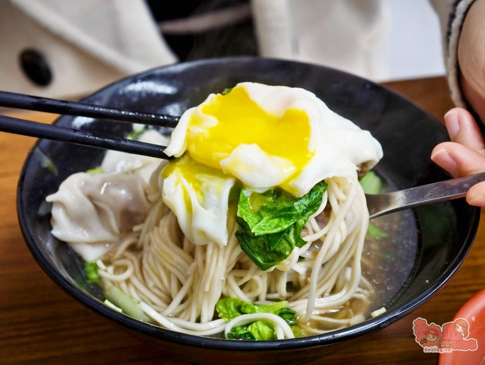 【台南美食】余家涼麵:藏在巷弄內50年老店,在地人都愛這間,必點榨菜肉絲涼麵尬蛋包湯~