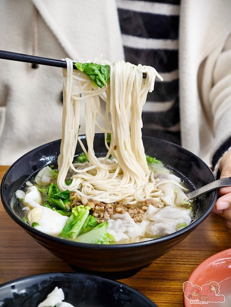 【台南美食】余家涼麵:藏在巷弄內50年老店,在地人都愛這間,必點榨菜肉絲涼麵尬蛋包湯~