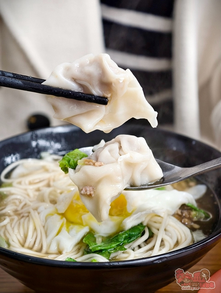 【台南美食】余家涼麵:藏在巷弄內50年老店,在地人都愛這間,必點榨菜肉絲涼麵尬蛋包湯~