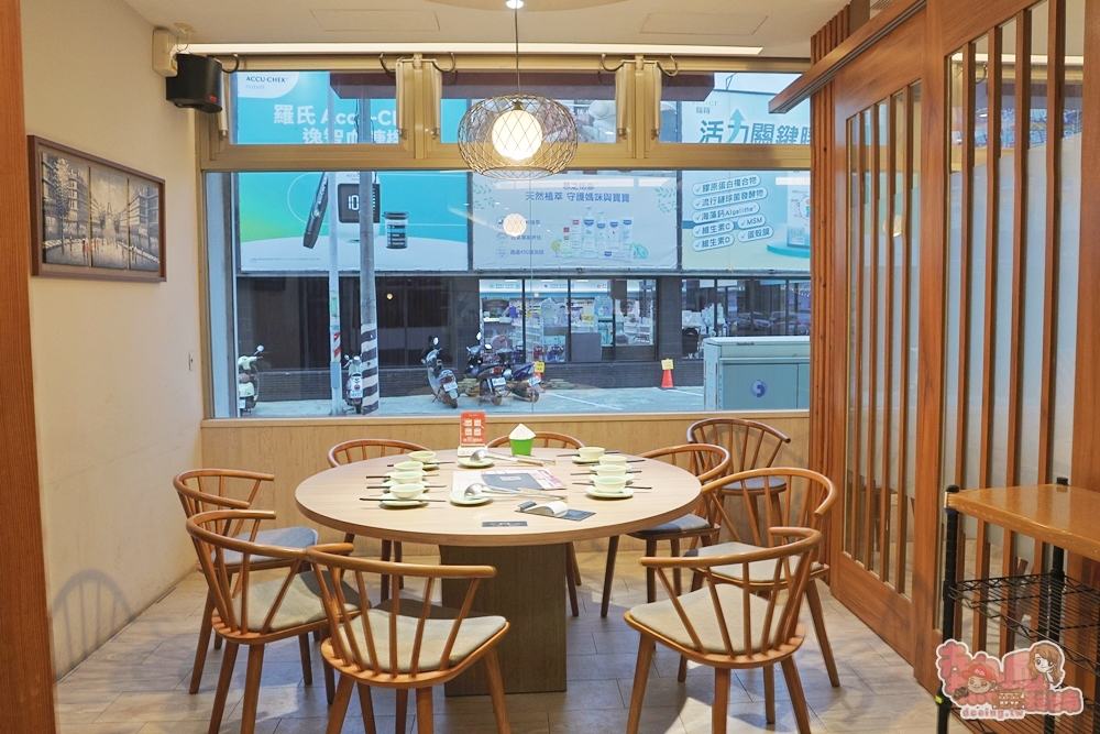 【台南火鍋】洪昌麻辣鴛鴦火鍋:新營人最愛的麻辣火鍋店,鴨血豆腐無限續,店內還可以喝到現泡的鮮自然茶飲