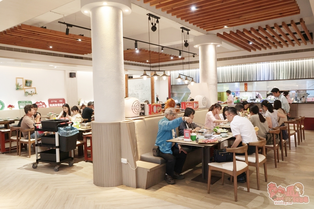 【台南火鍋】洪昌麻辣鴛鴦火鍋:新營人最愛的麻辣火鍋店,鴨血豆腐無限續,店內還可以喝到現泡的鮮自然茶飲