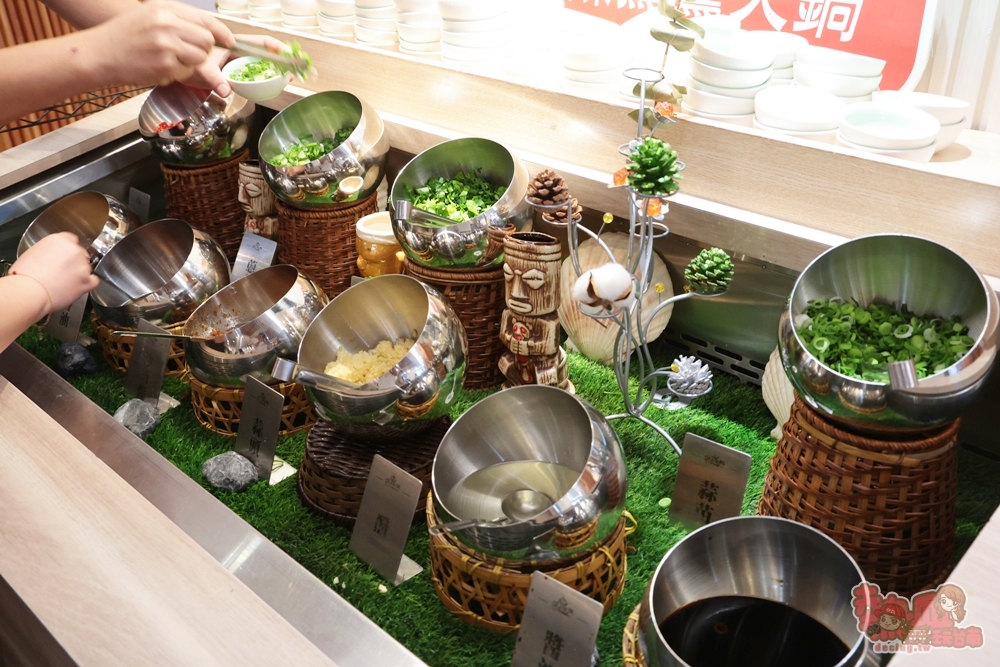 【台南火鍋】洪昌麻辣鴛鴦火鍋:新營人最愛的麻辣火鍋店,鴨血豆腐無限續,店內還可以喝到現泡的鮮自然茶飲