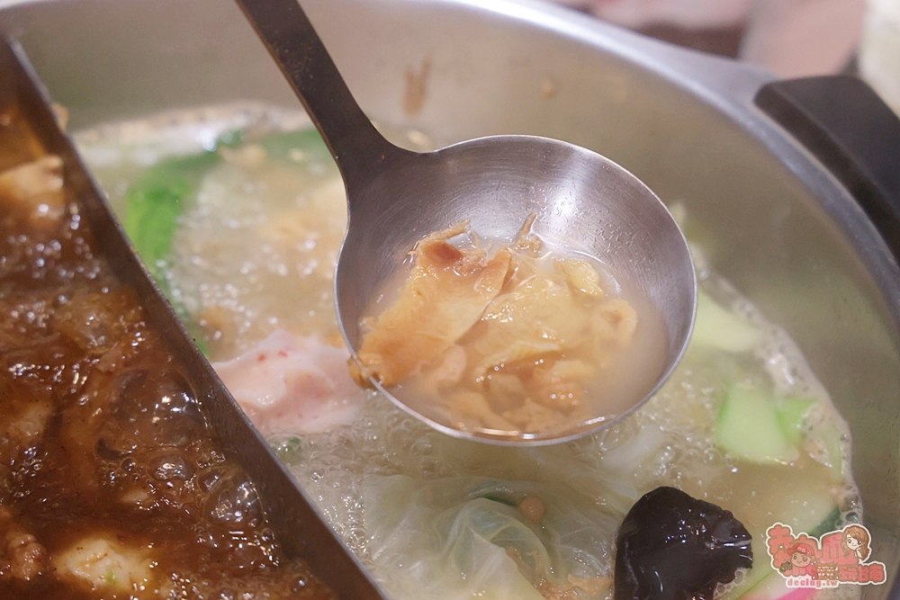 【台南火鍋】洪昌麻辣鴛鴦火鍋:新營人最愛的麻辣火鍋店,鴨血豆腐無限續,店內還可以喝到現泡的鮮自然茶飲