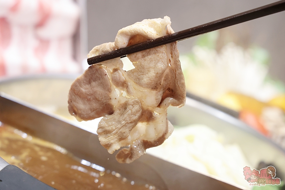 【台南火鍋】洪昌麻辣鴛鴦火鍋:新營人最愛的麻辣火鍋店,鴨血豆腐無限續,店內還可以喝到現泡的鮮自然茶飲