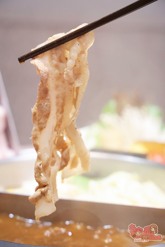 【台南火鍋】洪昌麻辣鴛鴦火鍋:新營人最愛的麻辣火鍋店,鴨血豆腐無限續,店內還可以喝到現泡的鮮自然茶飲