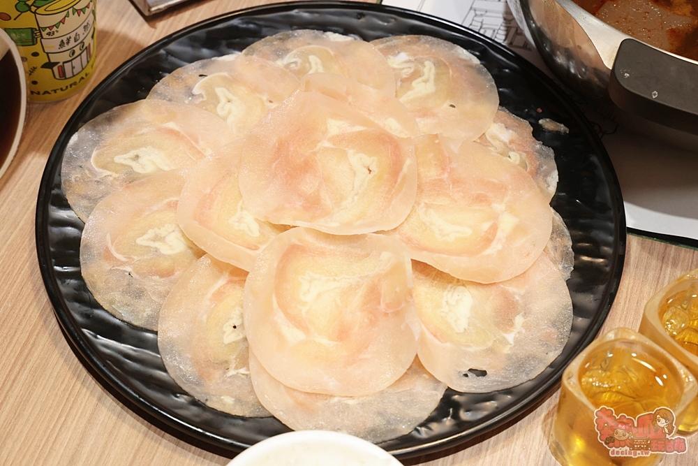 【台南火鍋】洪昌麻辣鴛鴦火鍋:新營人最愛的麻辣火鍋店,鴨血豆腐無限續,店內還可以喝到現泡的鮮自然茶飲