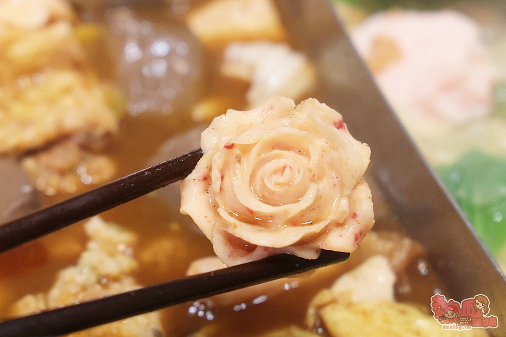 【台南火鍋】洪昌麻辣鴛鴦火鍋:新營人最愛的麻辣火鍋店,鴨血豆腐無限續,店內還可以喝到現泡的鮮自然茶飲