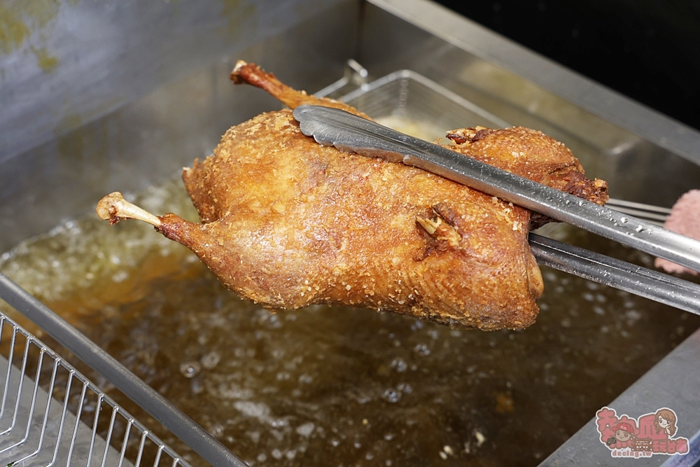 【台南美食】扒趴鴨安平店:先滷後炸扒趴香酥鴨,皮酥肉嫩還會噴汁,隱藏版鴨肉串更是必點~
