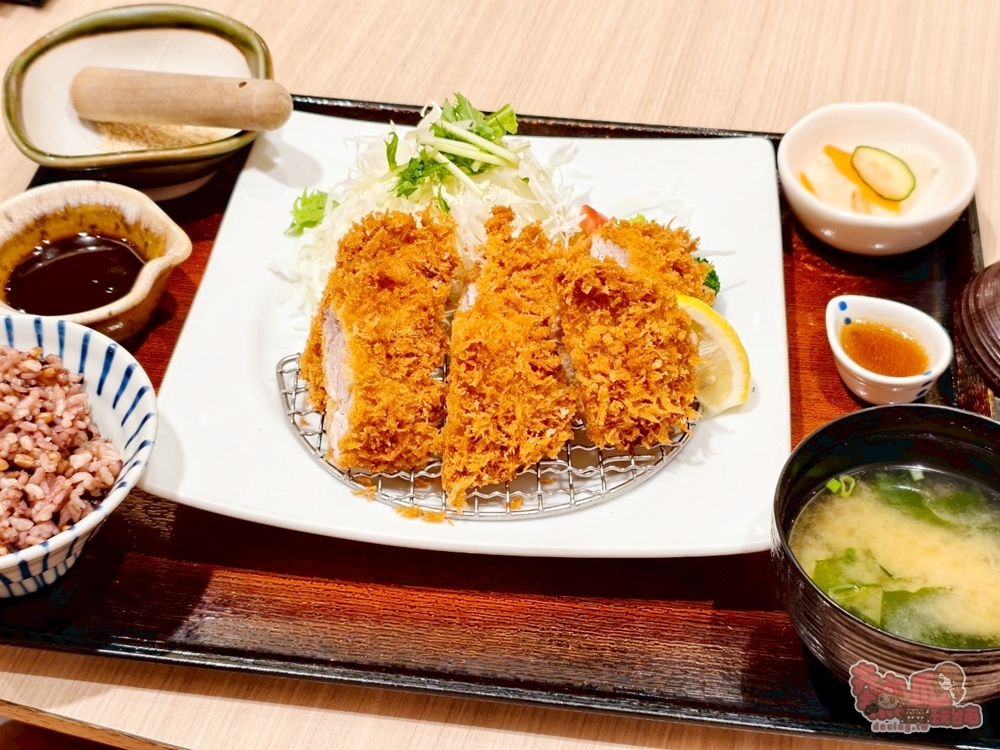 【台南美食】大戶屋:百貨公司日料定食首選大戶屋,定食好吃選擇多,月光米,味噌湯,高麗菜絲吃到飽~