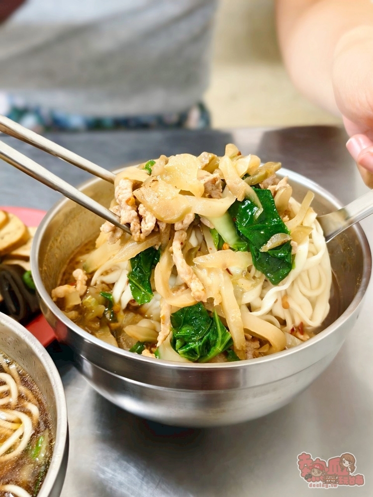 【台南美食】川味榨菜肉絲麵:隱藏在永康住宅區的川味榨菜肉絲麵,現炒的川味榨菜,迷人辣香濃郁又開胃~