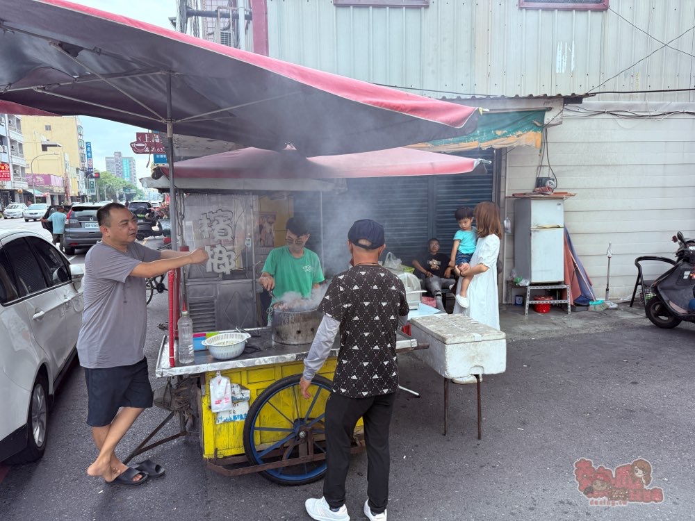 【台南美食】新營隱藏版爆汁香腸！超過50年的老店，一根只賣你30元超佛心：新營王公廟正宗香腸伯