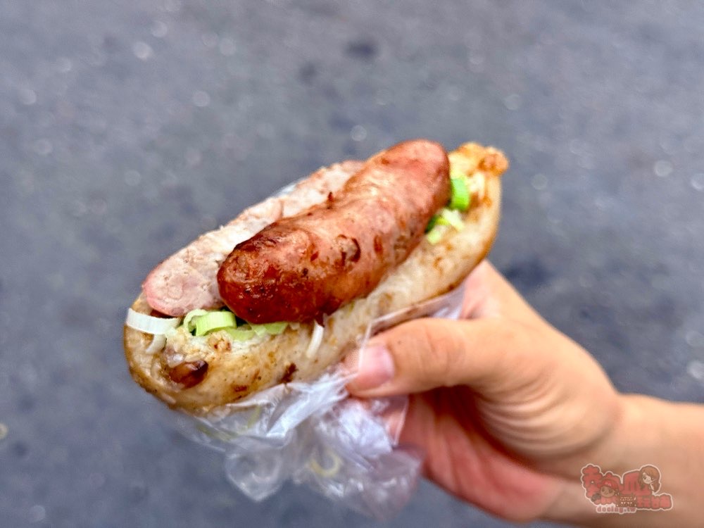 【台南美食】新營隱藏版爆汁香腸！超過50年的老店，一根只賣你30元超佛心：新營王公廟正宗香腸伯