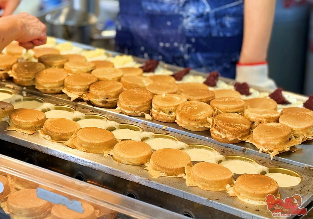 【台南甜點】黃昏市場內的人氣紅豆餅，大顆料多又味美：憶品紅豆餅