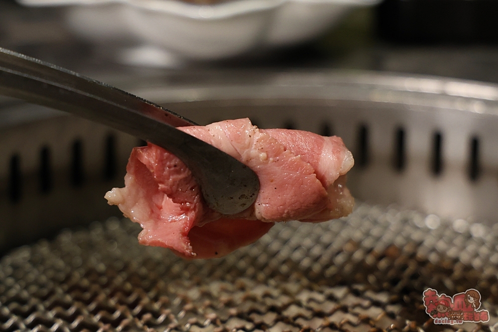 【台南美食】燒肉擔當:台南高級日式燒肉專賣,滷肉飯竟然能吃到超大塊和牛,創意質感燒肉新吃法,還有桌邊代烤服務~
