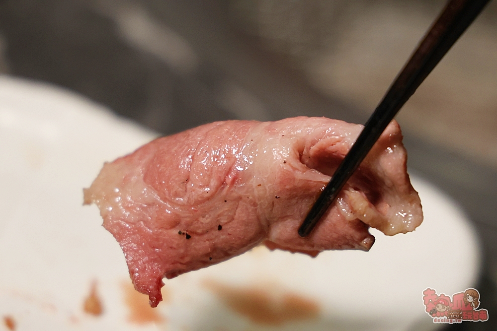 【台南美食】燒肉擔當:台南高級日式燒肉專賣,滷肉飯竟然能吃到超大塊和牛,創意質感燒肉新吃法,還有桌邊代烤服務~