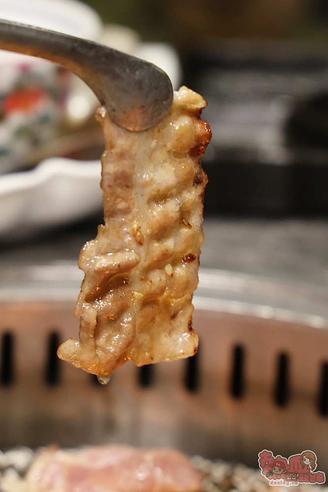 【台南美食】燒肉擔當:台南高級日式燒肉專賣,滷肉飯竟然能吃到超大塊和牛,創意質感燒肉新吃法,還有桌邊代烤服務~