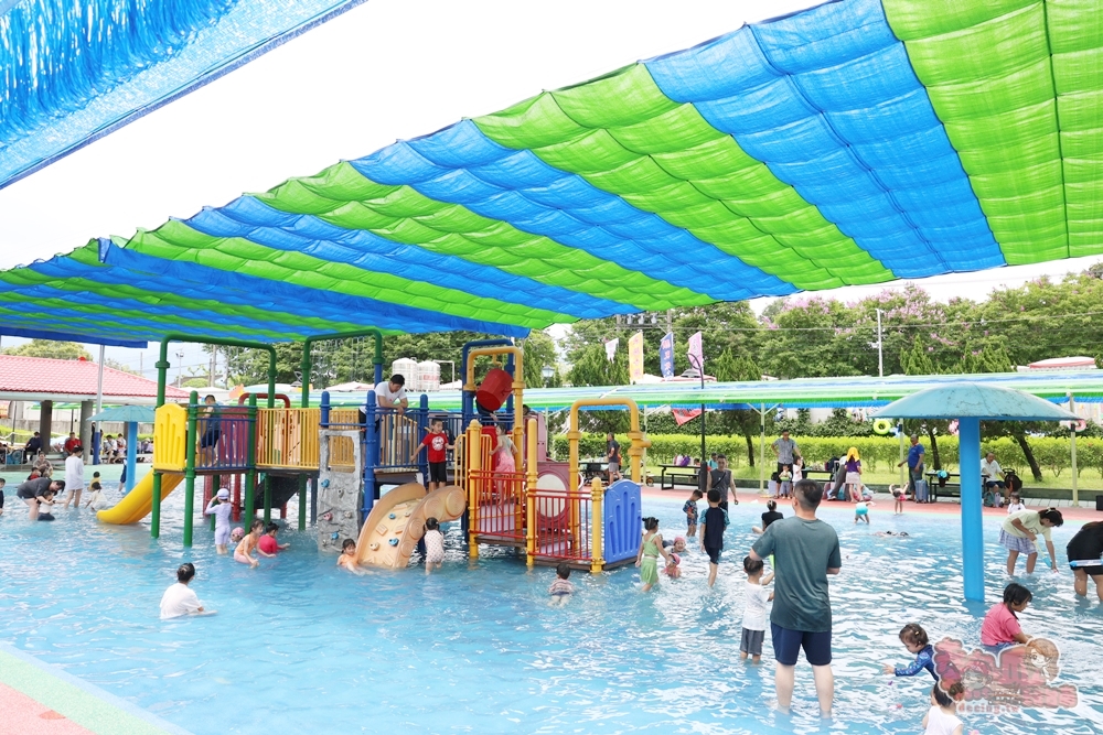【嘉義玩水】嘉義竹崎親水公園:嘉義2025最強玩水景點,免費兒童戲水區,附設遮陽休息空間和盥洗室~