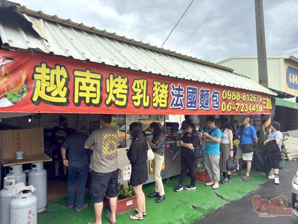 【台南美食】三姊妹越南烤乳豬！早上八點就開賣的越南烤乳豬，法國麵包也是人氣必點~