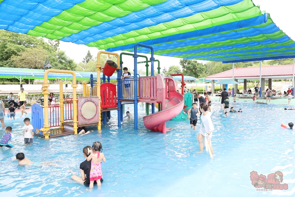 【嘉義玩水】嘉義竹崎親水公園:嘉義2025最強玩水景點,免費兒童戲水區,附設遮陽休息空間和盥洗室~