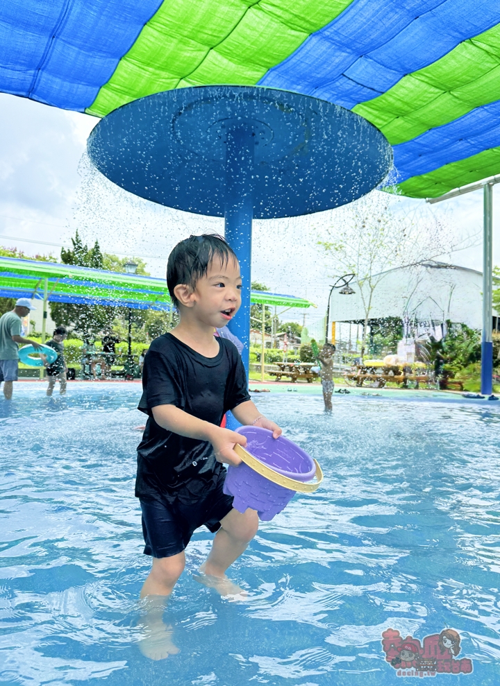 【嘉義玩水】嘉義竹崎親水公園:嘉義2025最強玩水景點,免費兒童戲水區,附設遮陽休息空間和盥洗室~