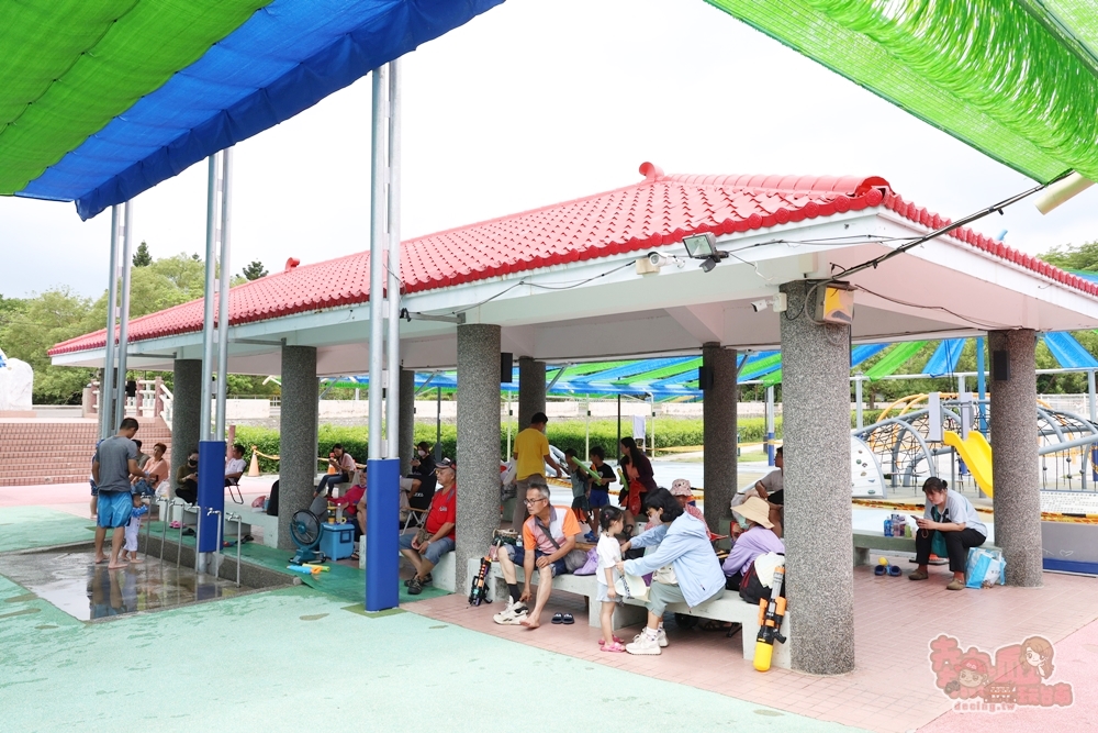 【嘉義玩水】嘉義竹崎親水公園:嘉義2025最強玩水景點,免費兒童戲水區,附設遮陽休息空間和盥洗室~